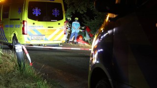 Auto botst tegen boom in Zuna, bestuurder met spoed naar ziekenhuis