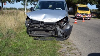 Auto slaat over de kop bij aanrijding in Geesteren