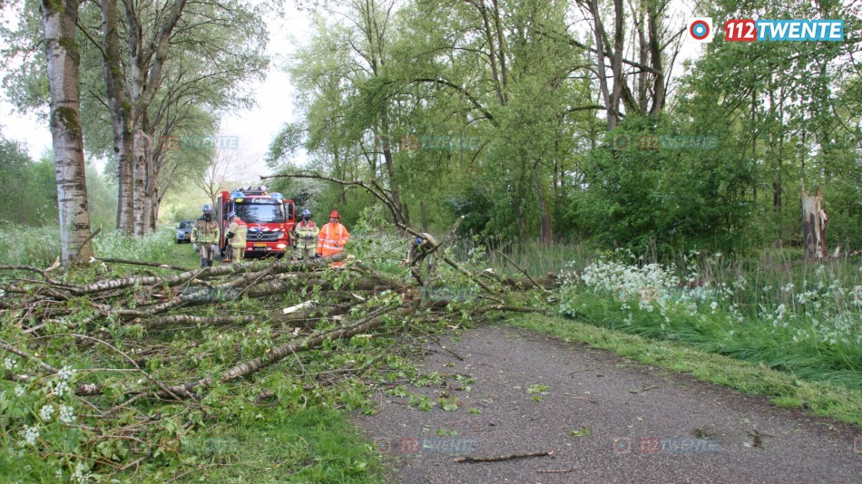 Aan de Elsenerbroekweg in Enter bleek een boom te zijn omgevallen. De brandweer heeft de boom in stukken gezaagd en de weg weer vrij gemaakt.