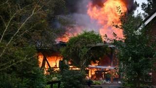 Grote brand achter woning in Daarlerveen, veel rookontwikkeling