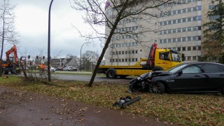 Auto botst op bomen en lantaarnpaal in Enschede