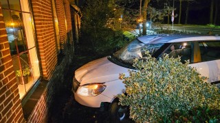 Automobilist veroorzaakt ravage en ramt woning in Losser