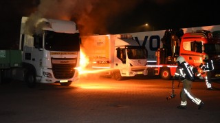 Brandweer blust vrachtwagenbrand in Almelo