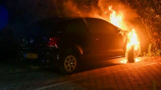 Geparkeerde auto in brand in Vroomshoop