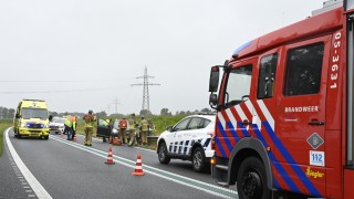 Auto's botsen op de N36 bij Vriezenveen, inzittenden naar ziekenhuis