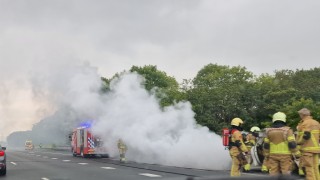 Auto vliegt in brand op de A35 bij Bornerbroek