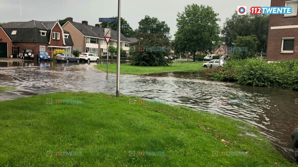 Ook de Krabbenbosweg is overstroomd na de hevige regenval. Foto: Daphne Gerritsen