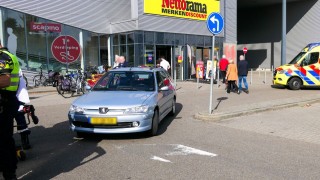 Voetganger aangereden door auto op parkeerplaats in Enschede