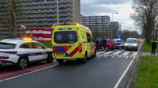 Auto's botsen in Enschede, &eacute;&eacute;n persoon naar het ziekenhuis