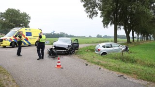 Auto's botsen op kruising in Haaksbergen, &eacute;&eacute;n persoon gewond