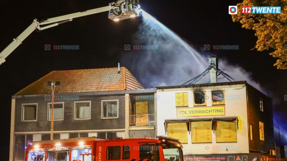 Grote uitslaande brand bij winkelpand in centrum Haaksbergen
