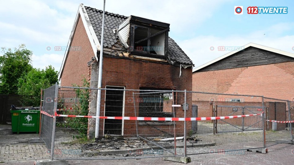 Uitslaande brand verwoest woning in Almelo, Forensiche Opsporing doet onderzooek
