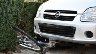 Fiets onder auto bij aanrijding in Den Ham, vrouw gewond