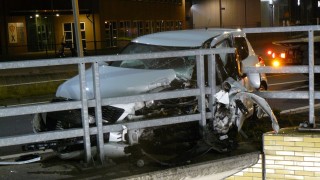 Auto botst frontaal op hekwerk in Almelo, wiel valt van viaduct