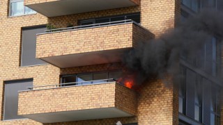 Brand op balkon van appartement in Enschede