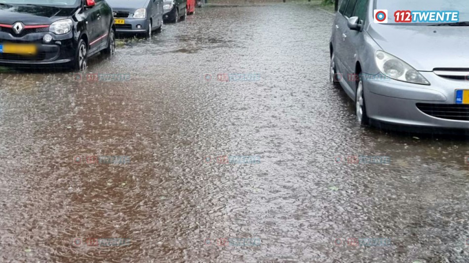 Straten in Hengelo overstroomd door hevige regenval, brandweer krijgt meerdere meldingen