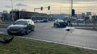 Auto's botsen in Almelo, &eacute;&eacute;n persoon gewond