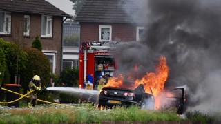 Auto vliegt in brand tijdens rijden in Daarlerveen