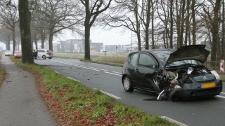Auto botst op boom in Nijverdal, bestuurster gewond