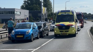 Auto's botsen op de Schuilenburgsingel in Almelo