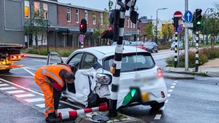 Auto botst met lijnbus en ramt verkeerslicht in Enschede