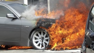 Auto zwaar beschadigd door brand in Westerhaar-Vriezenveensewijk