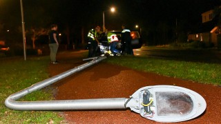 Auto rijdt lantaarnpaal omver in Den Ham