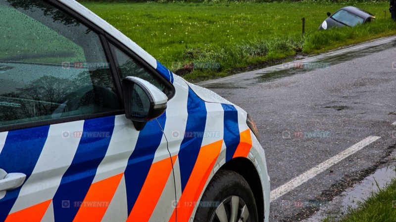 Auto raakt van de weg in Enschede