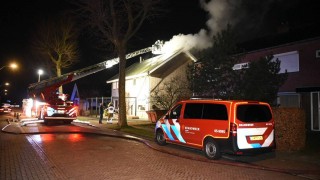 Brandweer blust woningbrand in Aadorp