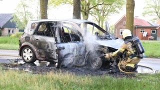 Auto volledig uitgebrand op de N755 bij Markelo
