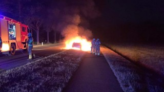 Auto vliegt in brand tijdens rijden in Haaksbergen