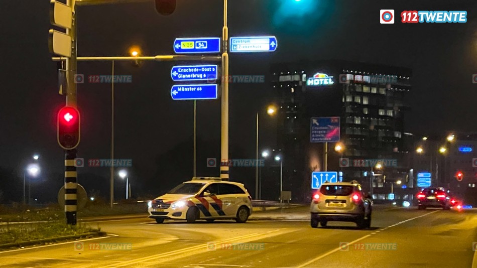 Politie lost waarschuwingsschot op de A35 na melding schietincident in Almelo