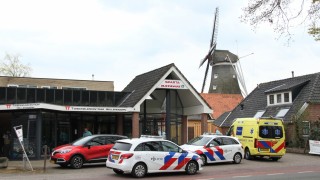 Auto botst tegen reclamebord in Hellendoorn