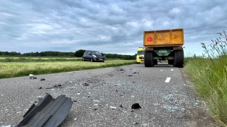 Auto botst frontaal met trekker in Fleringen, &eacute;&eacute;n gewonde naar ziekenhuis