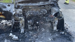 Auto vliegt in brand in Markelo, inzittenden ongedeerd