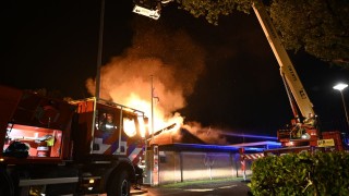 Grote brand uitslaande brand bij tennisclub in Rijssen