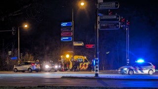 Auto's botsen in Enschede, weg bezaaid met brokstukken