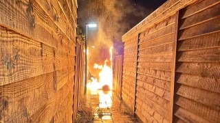 Container en schuur in brand achter woning in Rijssen