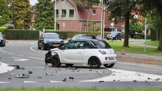 Veel schade bij ongeval tussen twee voertuigen Ossenmaatstraat Oldenzaal