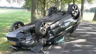 Auto slaat over de kop in Wierden, bestuurder naar ziekenhuis