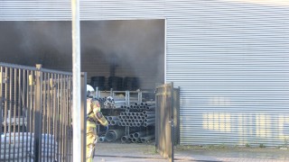 Brandweer rukt uit voor industriebrand in Enschede