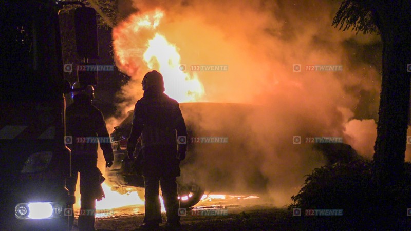 Auto gaat in vlammen op in Glanerbrug, politie doet onderzoek