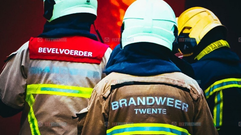 Brandweer blust brandend houtafval in Haaksbergen