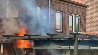 Schuur in brand achter woning in Oldenzaal