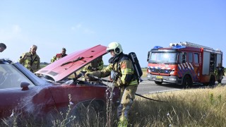 Oldtimer vliegt in brand tijdens rijden in Vriezenveen