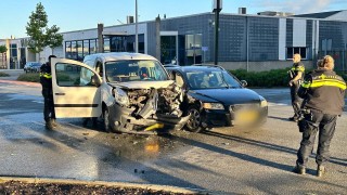 Auto's botsen op kruising in Nijverdal