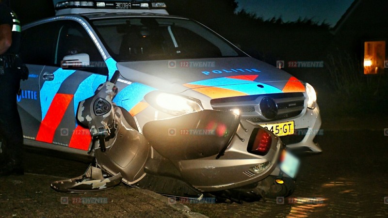Scooterrijder botst met politieauto bij achtervolging in Westerhaar