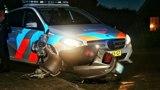 Scooterrijder botst met politieauto bij achtervolging in Westerhaar