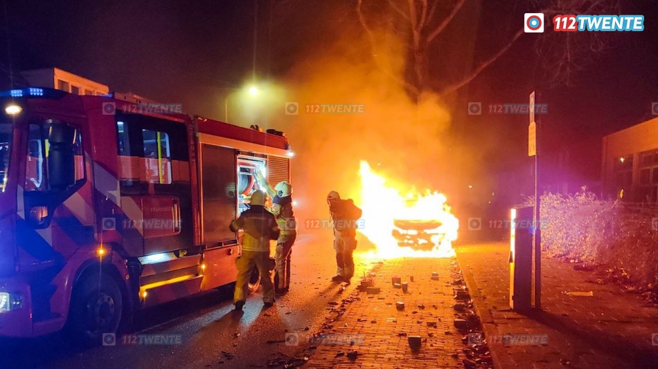 Busje gaat in vlammen op in Enschede.