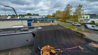 Wind rukt groot dak van gebouw in Enschede